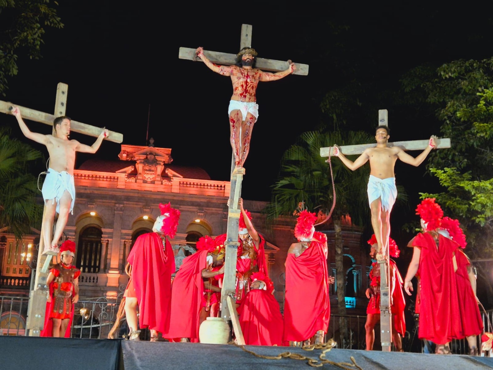Encenação da Paixão de Cristo emociona fiéis na Praça da Liberdade
