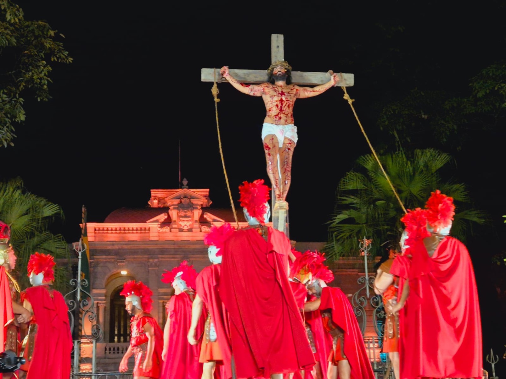 Encenação da Paixão de Cristo emociona fiéis na Praça da Liberdade