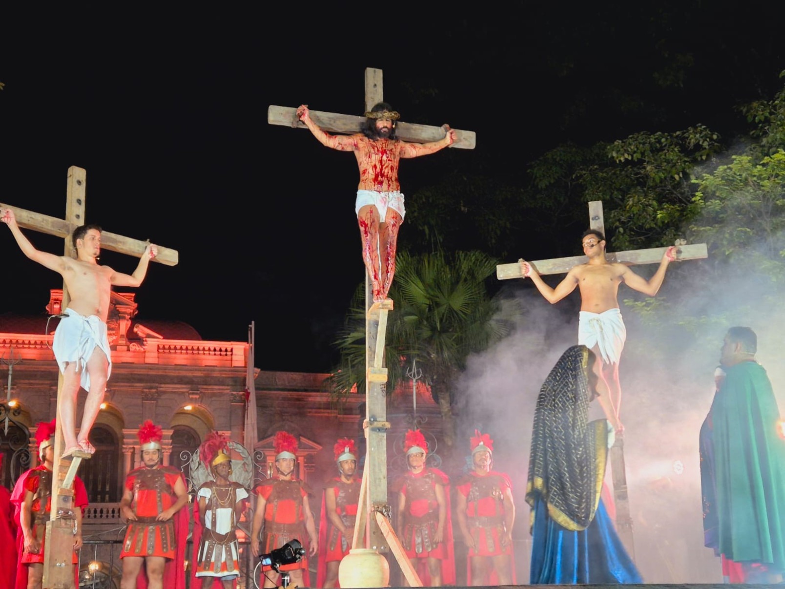Encenação da Paixão de Cristo emociona fiéis na Praça da Liberdade