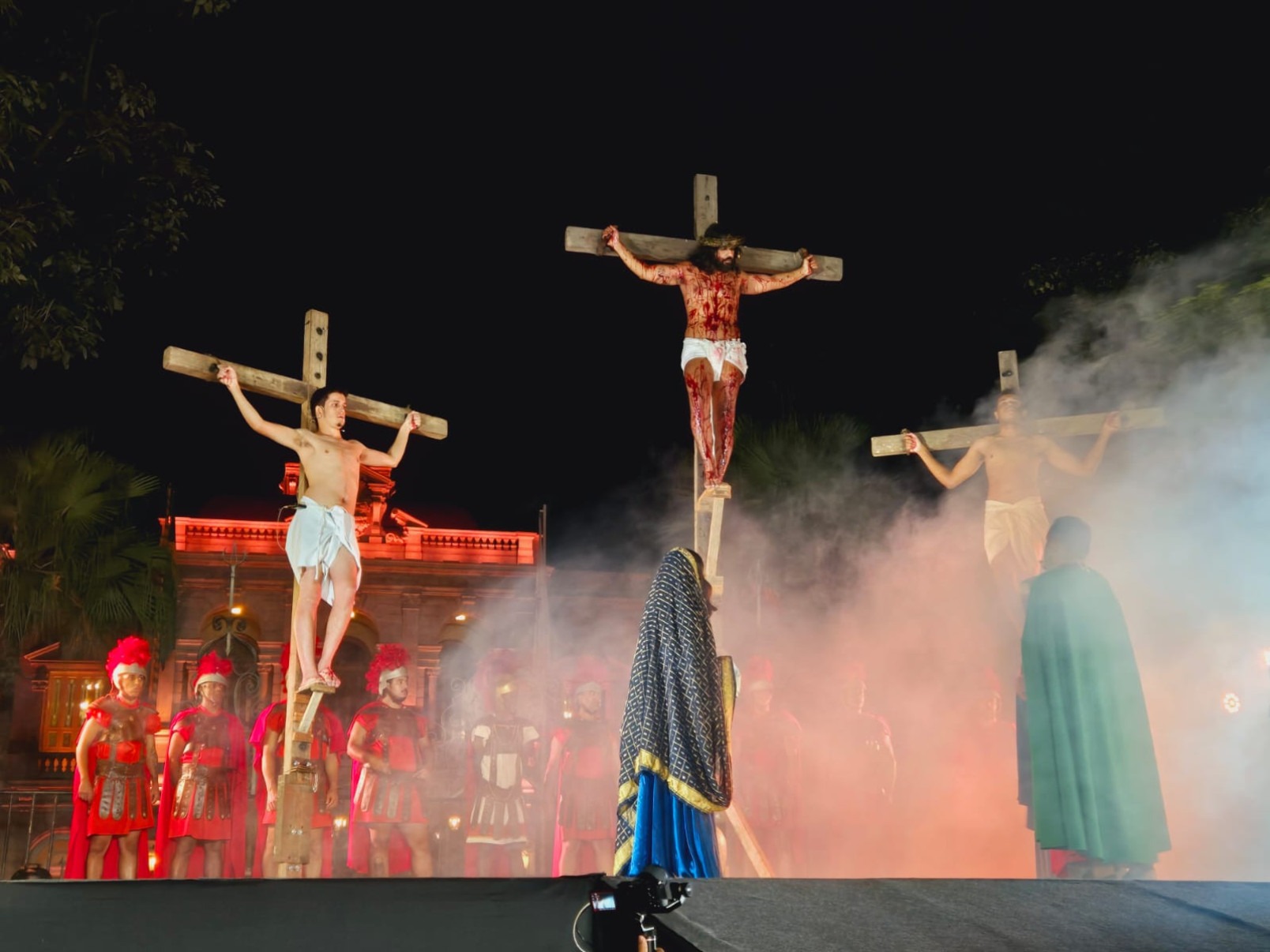 Encenação da Paixão de Cristo emociona fiéis na Praça da Liberdade