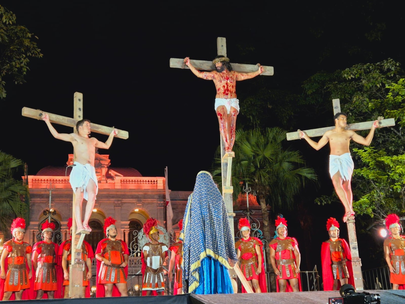 Encenação da Paixão de Cristo emociona fiéis na Praça da Liberdade