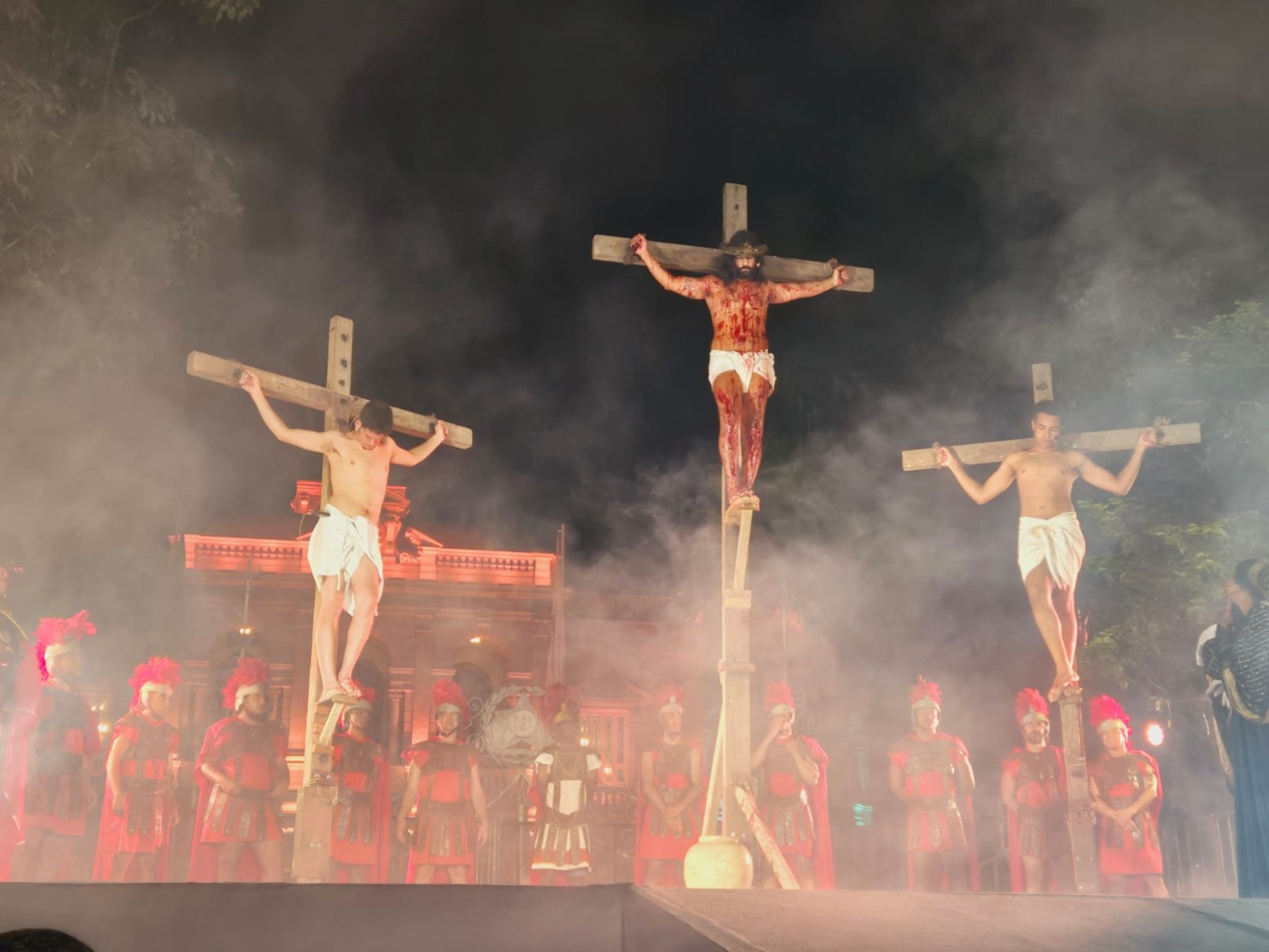 Encenação da Paixão de Cristo emociona fiéis na Praça da Liberdade