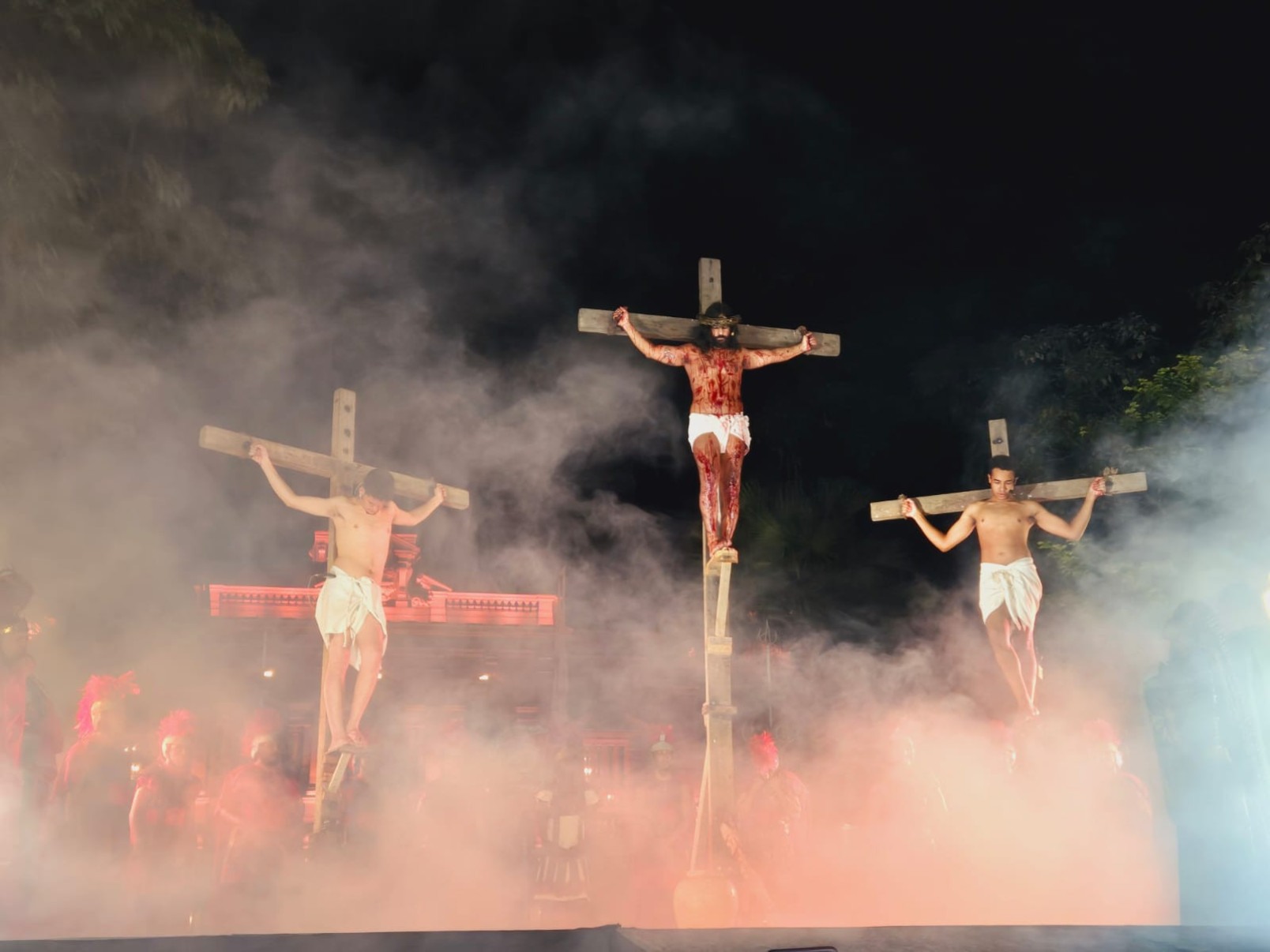 Encenação da Paixão de Cristo emociona fiéis na Praça da Liberdade