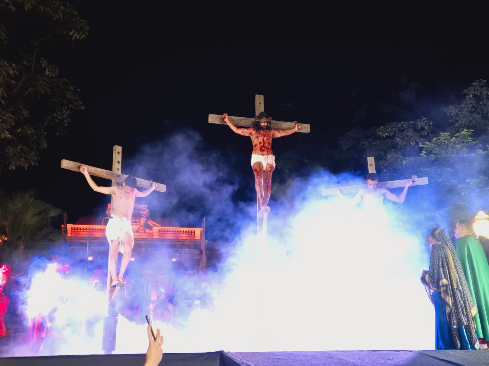Encenação da Paixão de Cristo emociona fiéis na Praça da Liberdade