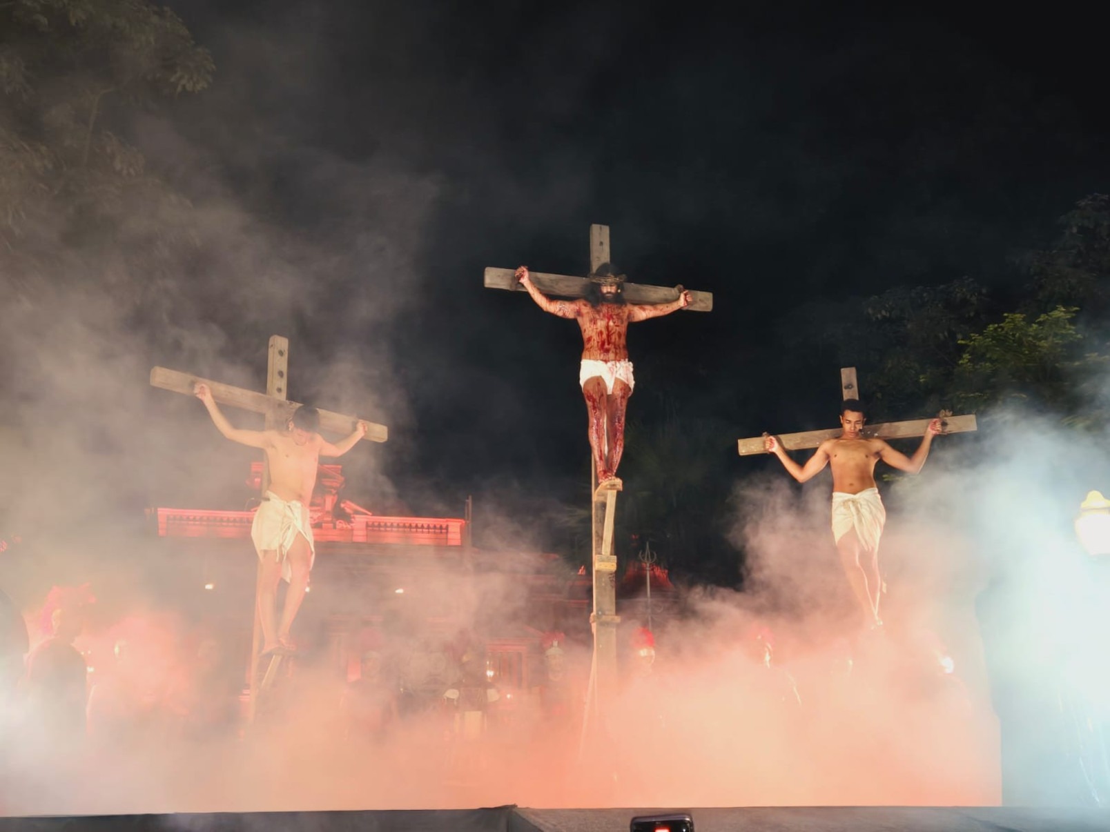 Encenação da Paixão de Cristo emociona fiéis na Praça da Liberdade