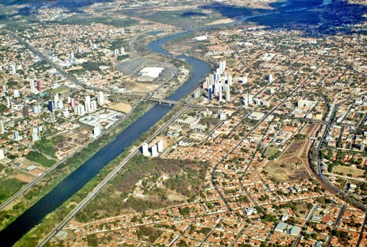 O estado tem 3,2 milhões de habitantes numa área de 252 mil km². São 224 municípios. Teresina (foto) é a capital. Quem nasceu no estado é piauiense. 