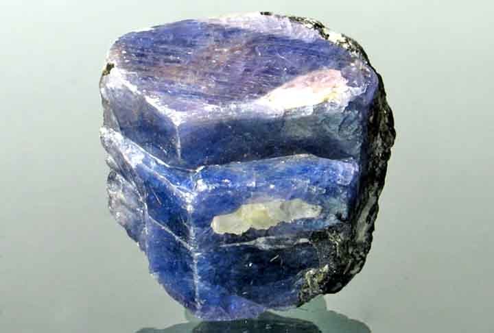 Cor azul das safiras pode ter origem em vulcões