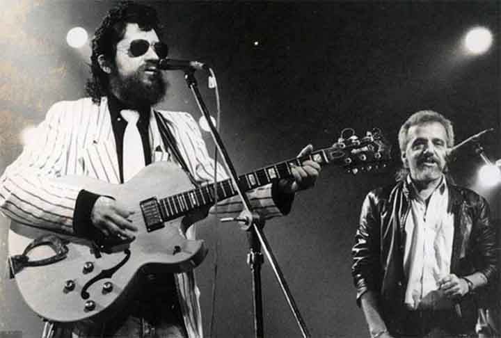 Paulo Coelho fez dobradinha com Raul Seixas após se conhecerem em 1972. Eles trabalharam juntos na composição de músicas que mesclavam elementos de rock, poesia e espiritualidade.