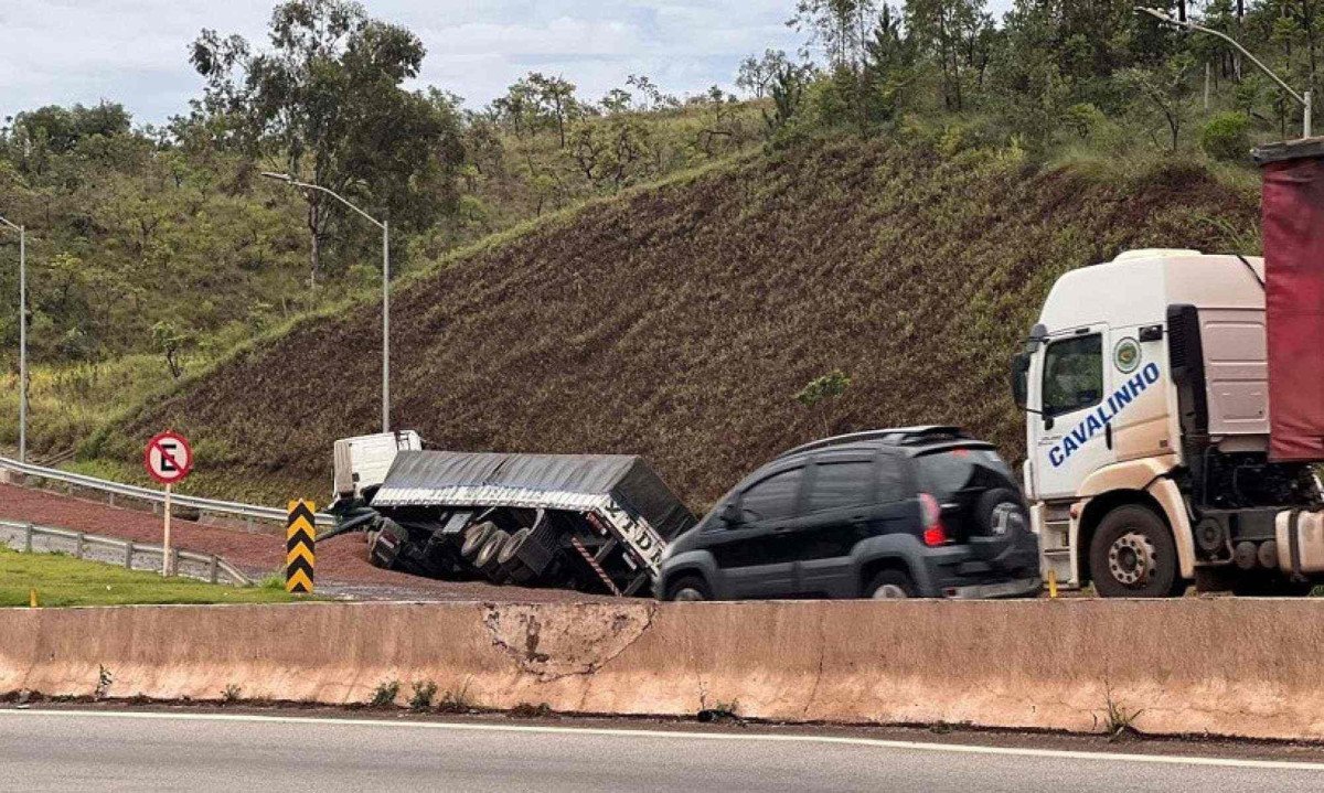 Segundo motorista da carreta, o veículo perdeu o freio -  (crédito: Edésio Ferreira/EM/D. A. Press)