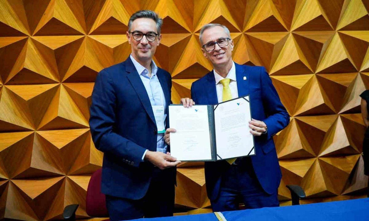 O presidente da Vale, Gustavo Pimenta, e o reitor da UFMG, Alessandro Moreira, exibem o acordo - (crédito: Rodrigo Digas/Porto Filmes) O presidente da Vale, Gustavo Pimenta, e o reitor da UFMG, Alessandro Moreira, exibem o acordo - (crédito: Rodrigo Digas/Porto Filmes)