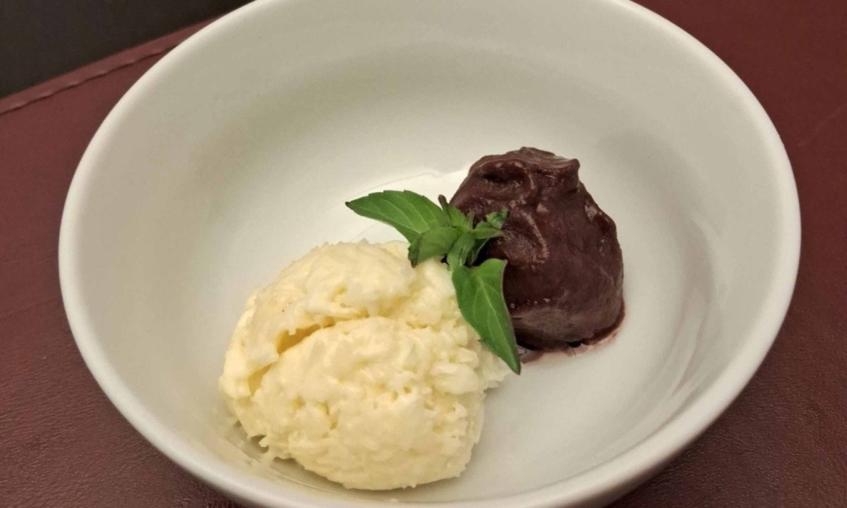 Uma das opções de sobremesa no Vino! Cidade Nova é o sorvete caseiro de coco fresco com açaí Uma das opções de sobremesa no Vino! Cidade Nova é o sorvete caseiro de coco fresco com açaí