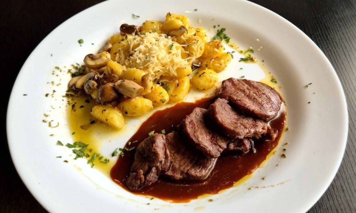 O escalope de fil&eacute;-mignon ganha sabor com molho de buriti no Bord&ocirc; Gastro Vino -  (crédito: Julio Minchilo/Divulgação)