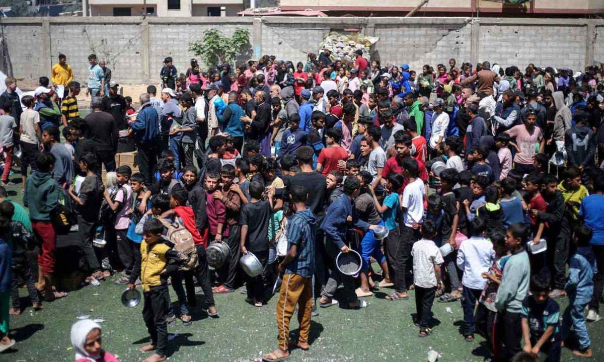 Pais ignoram por onde os filhos se consomem nos desafios perversos que levam ao suicídio e assassinato, como inalar desodorante - (crédito: Fábio Rodrigues-Pozzebom/Agência Brasil) Pais ignoram por onde os filhos se consomem nos desafios perversos que levam ao suicídio e assassinato, como inalar desodorante - (crédito: Fábio Rodrigues-Pozzebom/Agência Brasil)