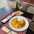 Tem azeite de dendê na moqueca de tilápia do Bordô Gastro Vino, servida com arroz branco e farofa Tem azeite de dendê na moqueca de tilápia do Bordô Gastro Vino, servida com arroz branco e farofa