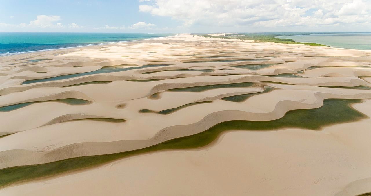 E uma das paisagens mais incríveis no Piauí fica no Delta do Parnaíba, na foz do Rio Parnaíba, entre os estados do Piauí e Maranhão. Formações de duna, mangues e ilhotas compõem um cenário semelhante aos Lençóis Maranhenses, que ficam na parte ocidental e são mais famosos. Muitos não sabem que, no Piauí, a paisagem também é deslumbrante. -MTur Destinos wikimedia commons 