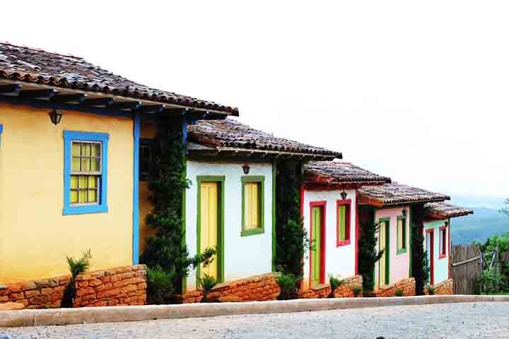 Isso se deve nÃ£o sÃ³ Ã  arquitetura e Ã  natureza, mas tambÃ©m Ã  receptividade dos moradores. As pousadas tÃªm nomes poÃ©ticos, as lojinhas vendem artesanato feito Ã  mÃ£o e os bares costumam ter mÃºsica ao vivo, com voz e violÃ£o ao pÃ© da lareira. Nada ali parece urgente.