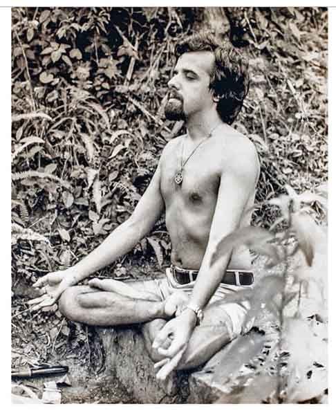 Paulo Coelho também já se entregou ao movimento hippie. Antes de conhecer Raul Seixas, Coelho mergulhou no mundo da liberdade que "brigava" contra os valores da sociedade da época, nos anos 60 e 70.