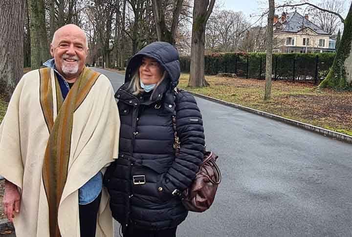 Paulo Coelho é casado há 45 anos com Christina Oiticica, artista conhecida por suas obras de arte contemporânea que incorporam elementos de abstração, cores vibrantes e formas orgânicas, com trabalhos exibidos em várias galerias e museus ao redor do mundo.