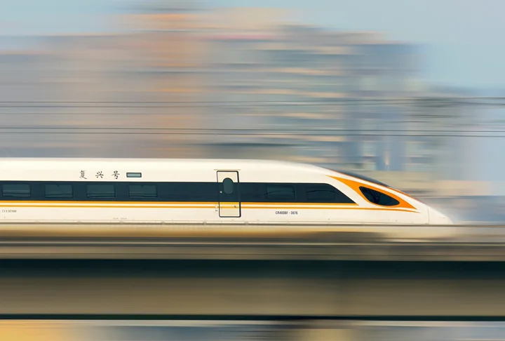 O plano do trem de alta velocidade entre São Paulo e Rio já foi discutido por muitos anos, mas ganhou novo fôlego depois que a TAV fechou um contrato com o governo federal em 2023.