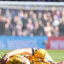 Jogador é levado a hospital com oxigênio e colar cervical após choque na Premier League - No Ataque Internacional