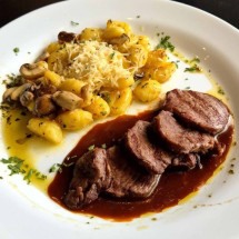 O escalope de filé-mignon ganha sabor com molho de buriti no Bordô Gastro Vino -  (crédito: Julio Minchilo/Divulgação)