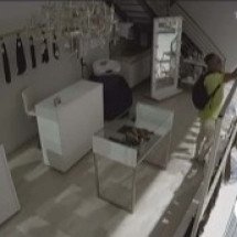 Vídeo: ladrão furta R$ 300 mil em cabelo em loja de perucas de Valadares - Redes Sociais