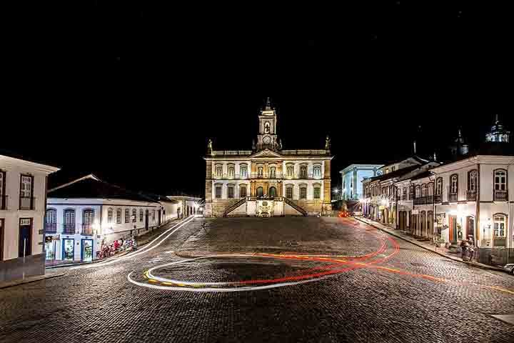Suas ladeiras íngremes, igrejas barrocas e museus preservam a memória do Brasil colonial, atraindo turistas do mundo todo. A cidade é vibrante e culturalmente rica, com calendário de eventos que vai do carnaval universitário a festivais de música e cinema.