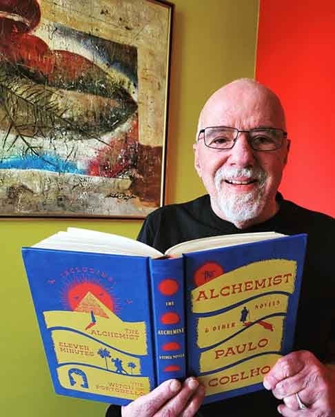 "O Alquimista" é um dos mais importantes fenômenos literários do século XX. Chegou ao primeiro lugar da lista dos mais vendidos em 18 países.
