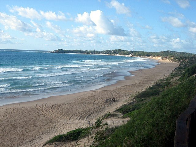 O país, cuja capital é Maputo, fica no sul da África, com longo litoral no Oceano Índico e praias conhecidas, como Tofo (foto), e parques marinhos. Há ilhas que preservam ruínas da era colonial, espécies marinhas e recifes de corais em belas paisagens. 