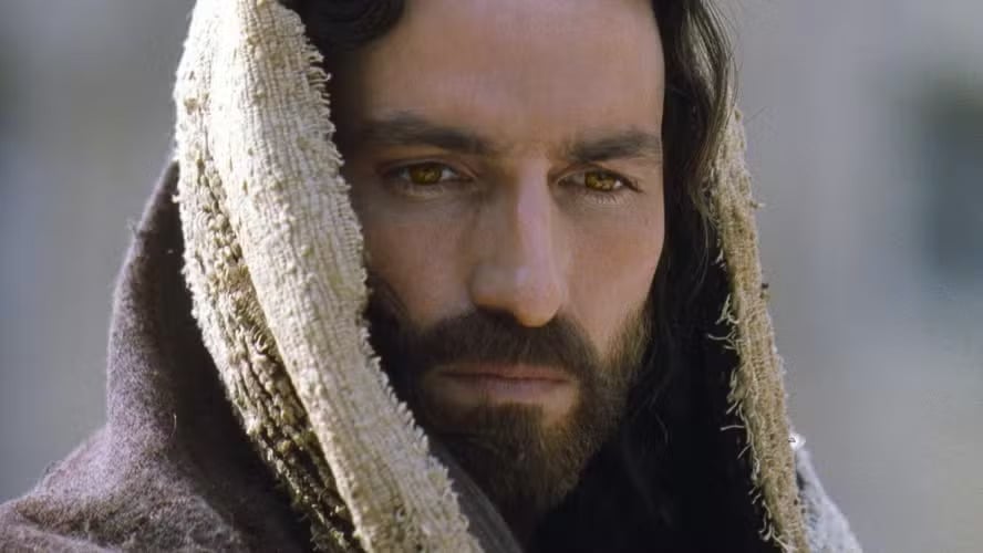Caviezel Ã© declaradamente catÃ³lico e, durante as filmagens de "A PaixÃ£o de Cristo", ele recebeu visitas de um padre para a confissÃ£o e a comunhÃ£o. Caviezel tinha 33 anos na Ã©poca (a idade de Cristo) e duas iniciais sÃ£o JC, assim como Jesus Cristo. Quando ele comentou isso, Mel Gibson reagiu: "VocÃª estÃ¡ me assustando". 