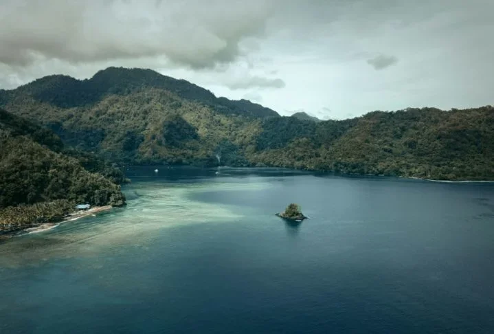 Essa diversidade é resultado da geografia montanhosa e isolada do país de quase 8 milhões de habitantes, que permitiu o desenvolvimento de muitas línguas distintas ao longo do tempo.