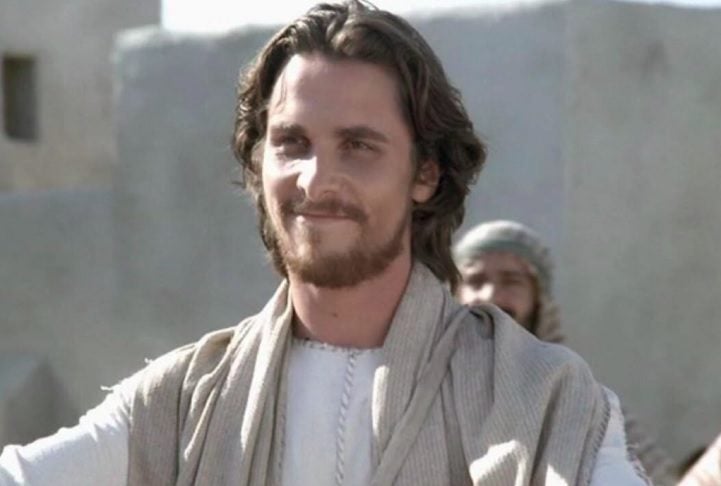 Christian Bale, em "Maria, Mãe de Jesus" (1999): Essa minissérie italiana narra a história da vida de Maria, desde a infância até a morte de Jesus. Bale, então com 25 anos, interpretou Jesus na fase adolescente e adulta.