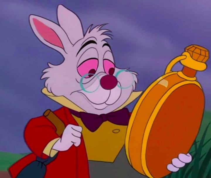 Um dos exemplos mais marcantes é o Coelho Branco, do livro "Alice no País das Maravilhas" de Lewis Carroll. É um dos "coelhos" mais icônicos da literatura.