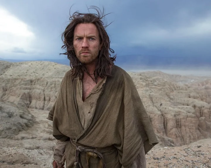 Ewan McGregor, em "Últimos Dias no Deserto" (2015): O filme retrata um período de 40 dias na vida de Jesus, enquanto ele vagueia pelo deserto, enfrentando tentações e refletindo sobre seu destino divino.