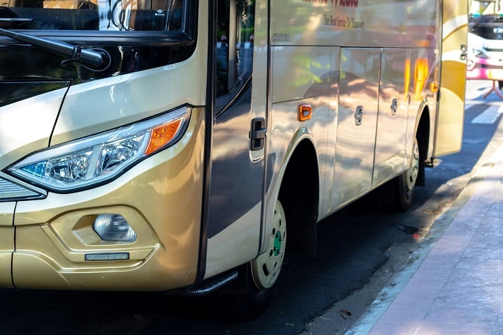 O tempo será muito menor em comparação com o ônibus, que hoje leva entre 5 horas e 45 minutos e 6 horas e 30 minutos, dependendo do horário e da rota escolhida.