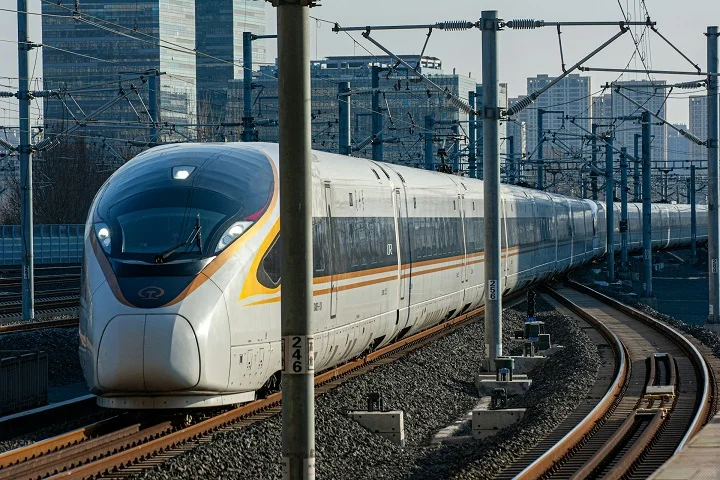 A previsão, se não houver atrasos, é de que as obras tenham início em 2027. 