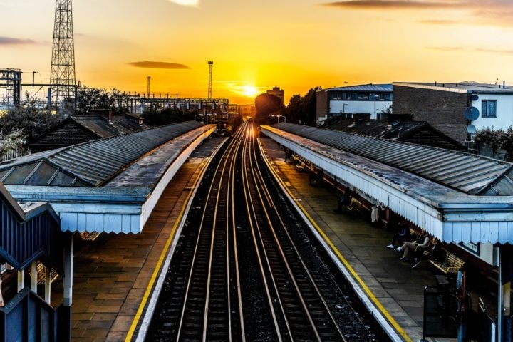 Segundo o CEO da TAV, o tempo de viagem está estimado em cerca de 1 hora e 45 minutos.
