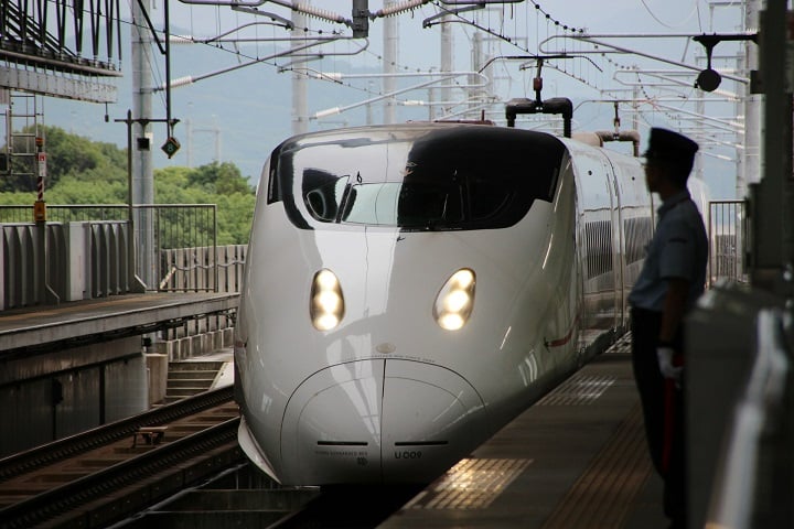 O projeto se baseia em modelos de trens-bala da Coreia do Sul e China e já foi enviado ao Ministério dos Transportes para avaliação. A empresa planeja concluir os estudos técnicos até o fim de 2026.