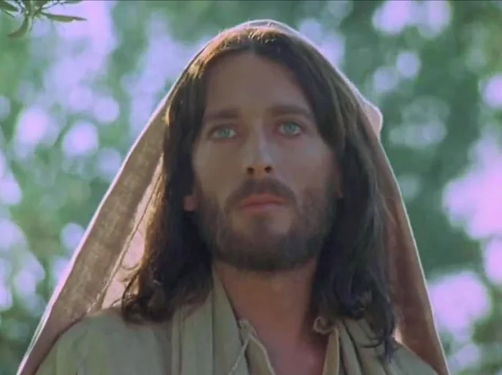 Robert Powell, "Jesus de Nazaré" (1977): A performance de Powell é aclamada por sua profundidade emocional e autenticidade, retratando Jesus com uma mistura de serenidade, compaixão e determinação.