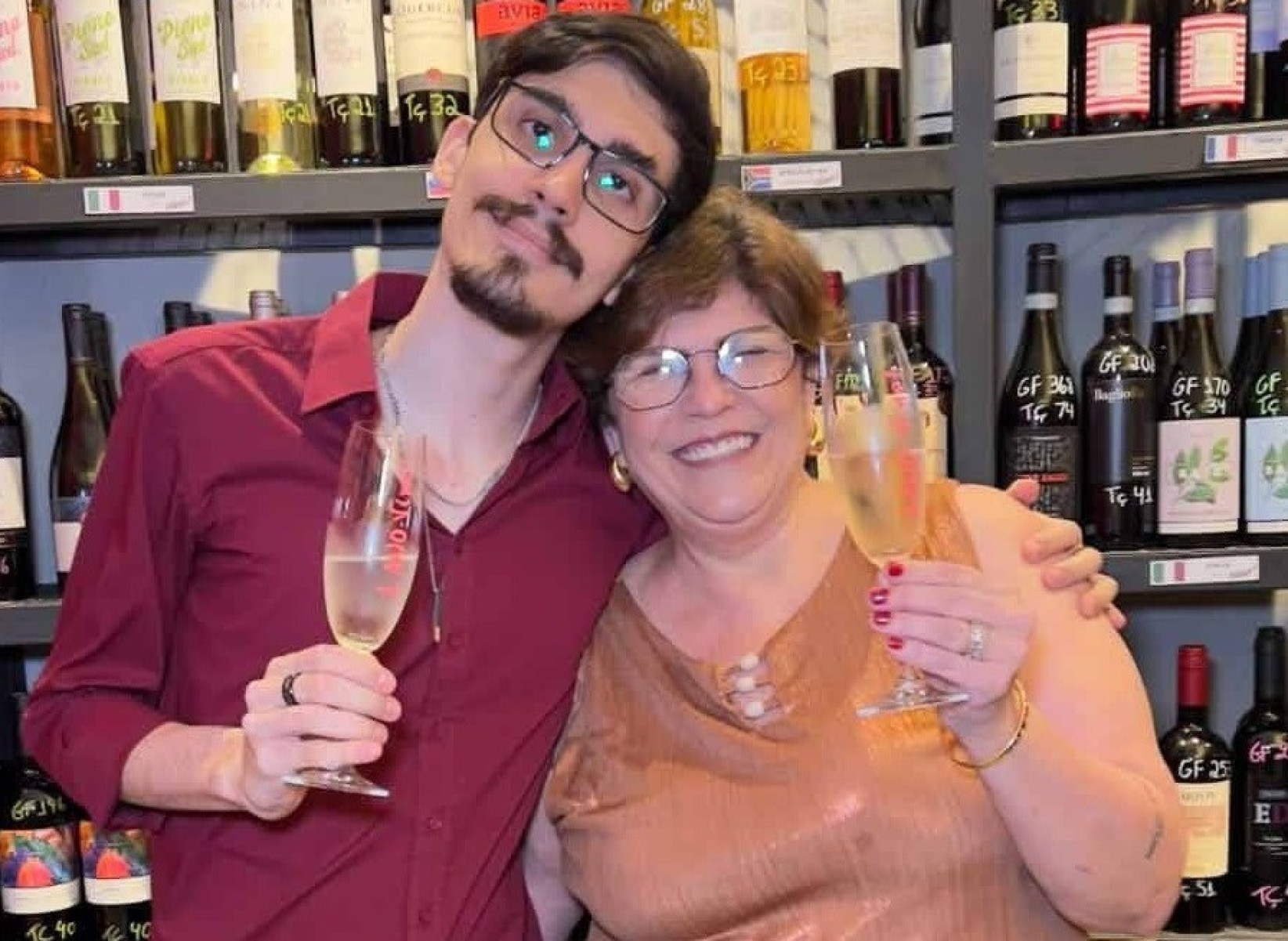 Nossa gastronomia é italiana e mediterrânea, então pensamos em como unir isso aos ingredientes amazônicos dentro do que vendemos bem: risotos e entradinhas - Erika Dal Secco, proprietária do Vino! Cidade Nova, ao lado do filho e sócio, Raphael Dal Secco 'Nossa gastronomia é italiana e mediterrânea, então pensamos em como unir isso aos ingredientes amazônicos dentro do que vendemos bem: risotos e entradinhas' - Erika Dal Secco, proprietária do Vino! Cidade Nova, ao lado do filho e sócio, Raphael Dal Secco