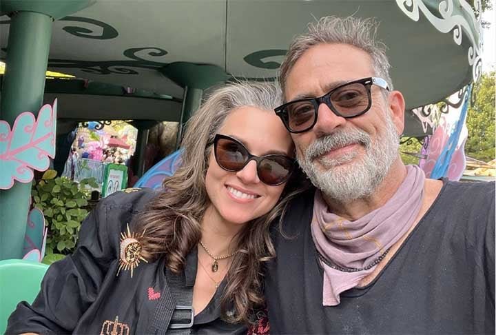 Jeffrey Dean Morgan é casado com a atriz Hilarie Burton, com quem tem dois filhos. O casal se conheceu durante a filmagem de "The Walking Dead" e começou a namorar pouco depois, em 2009.