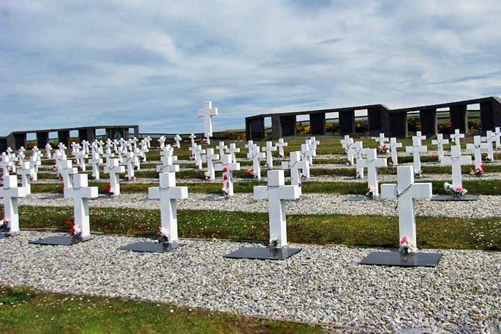 Em 2017, um projeto humanitário permitiu identificar vários dos soldados enterrados como "desconhecidos", promovendo reconciliação e dignidade às famílias. É um ponto de visita marcante, onde a paz e o silêncio falam mais alto que a guerra.