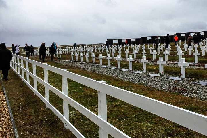 Localizado em Darwin, o Cemitério Militar Argentino é o local onde repousam os corpos de soldados argentinos mortos na Guerra das Malvinas, em 1982. O local é mantido com respeito e cuidado, sendo um espaço de memória e reflexão.