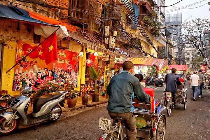 Os riquixás manuais começaram a ser utilizados na China durante o final da década de 1800, porém a maioria desapareceu após 1949. No início dos anos 1990, os ciclo-riquixás se tornaram um meio barato e popular de transporte. No Vietnã, os riquixás são utilizados como meio de transporte em áreas centrais.
