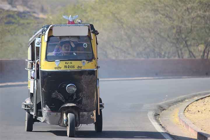 O riquixá tradicional é um meio de transporte de tração humana em que um indivíduo puxa uma carroça de duas rodas onde acomodam-se mais uma ou duas pessoas. 