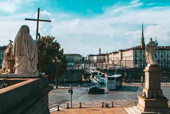 No centro da cidade, há locais para passeios, com vias fechadas para o trânsito. Com isso, existem uma variedade de restaurantes ao ar livre, assim como feiras de antiguidades e de pequenos produtores nas praças, além de barracas de artesãos.