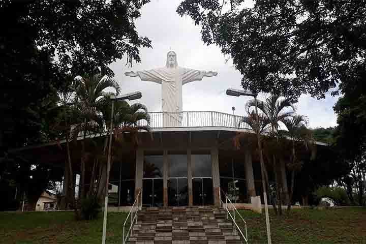 Inaugurada em 31 de março de 1956, a estátua do Cristo Redentor de Taubaté (SP) tem 23 metros de altura e está situada no bairro Alto do Cristo. A obra foi criada pelo escultor Octaviano Papaiz, inspirado no Cristo do Corcovado.