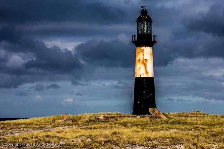 A caminhada até ele é popular entre visitantes, passando por terrenos abertos e com chances de avistar pinguins. É um ótimo local para fotos e contemplação do isolamento da região.