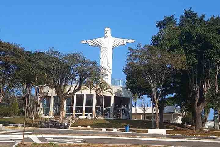 No local, há uma capela dedicada a Nossa Senhora da Paz e uma vista privilegiada do município, do Vale do Paraíba, da Serra da Mantiqueira e da Garganta do Piracangaguá. Tornou-se um dos principais pontos turísticos da cidade.