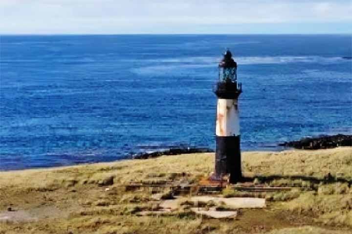 O Farol de Cape Pembroke, construído em 1855, marca o ponto mais oriental das Ilhas Malvinas e já foi crucial para guiar navios em águas traiçoeiras. Hoje, o farol restaurado é um marco histórico e turístico, oferecendo belas vistas do Oceano Atlântico e da paisagem costeira.